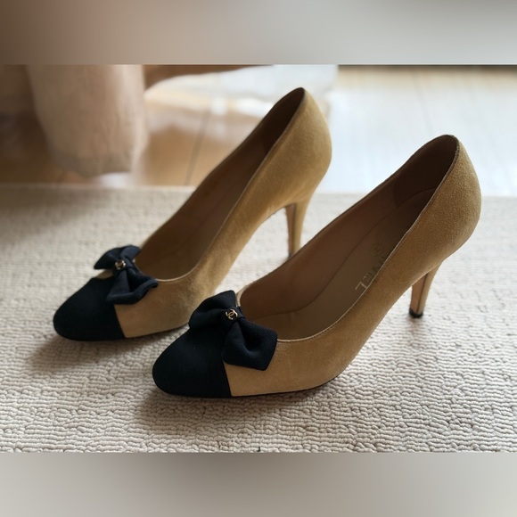 CHANEL Women Suede Pumps, Bow, CC Logo. 3" Heels, Size 37, Beige. Authentic - Picture 9 of 16